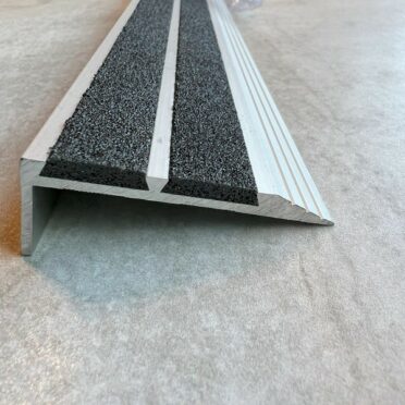 Nariz Grada Antideslizante 57x2500mm Aluminio Cromo Mate+Negro