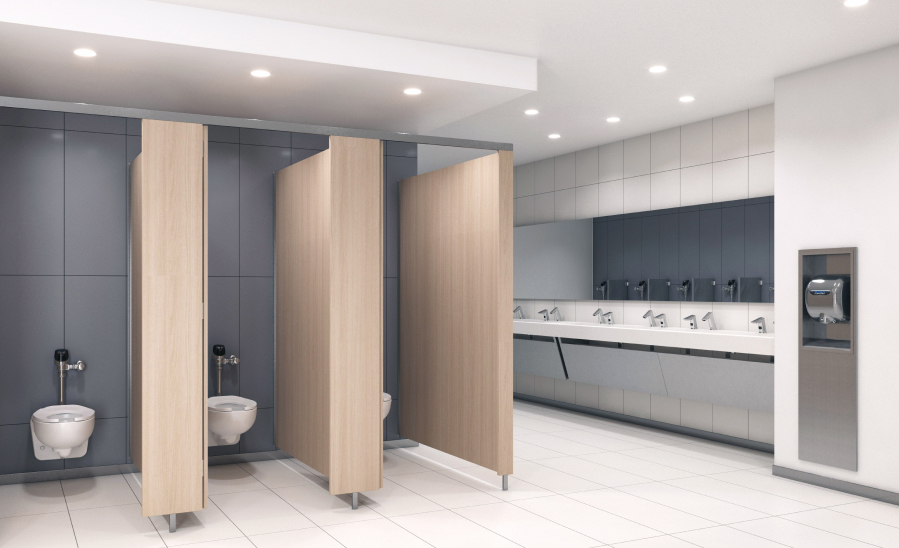 Baño espacioso con detalles en madera y muy iluminado.