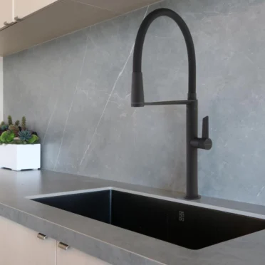 Grifería de Cocina Cuello Cisne Magnet Negra Ramon Soler